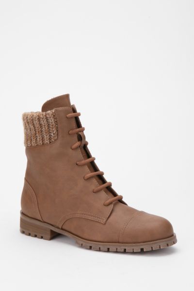 lace up outfitter boots