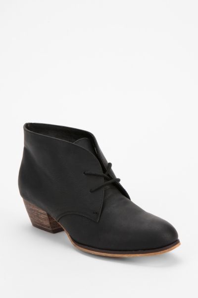 lace up outfitter boots