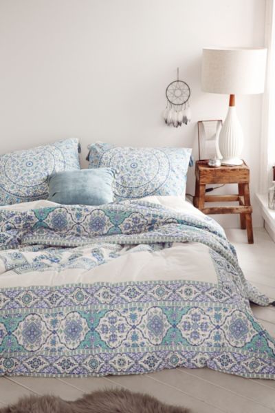 Comforters, Quilts + Blankets - Urban Outfitters