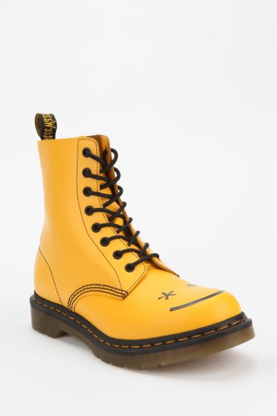 Dr. Martens Hinckley Smiley 8-Eye Boot - Urban Outfitters