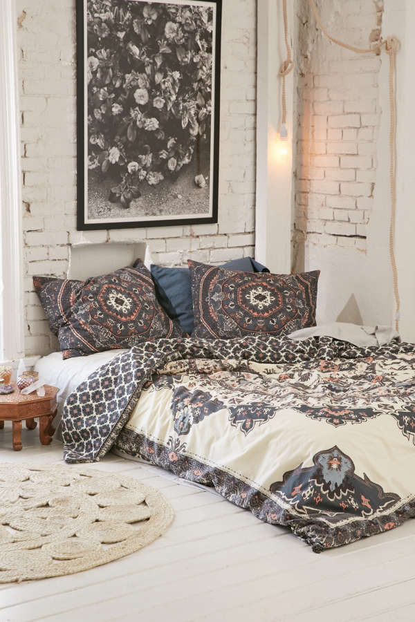 Slide View: 2: Magical Thinking Yaella Medallion Duvet Cover