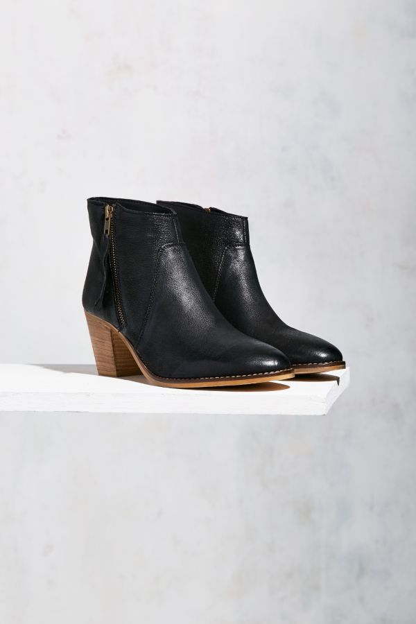 Faye Leather Boot | Urban Outfitters