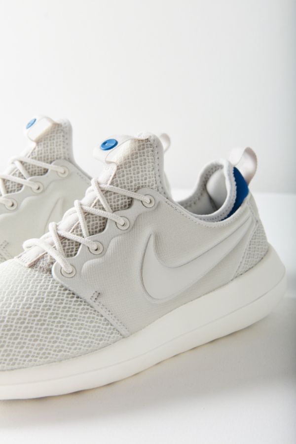 roshe two se sneaker