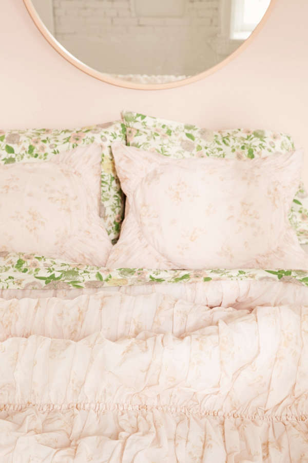 Slide View: 3: Rita Floral Ruffle Comforter