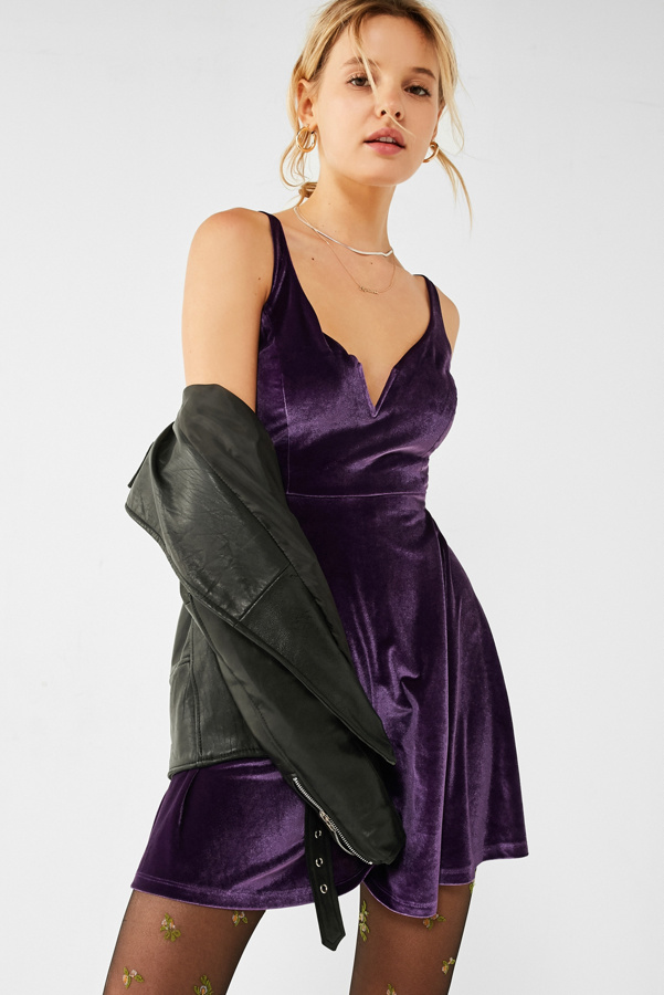 Slide View: 1: UO Heart Of The Ocean Sweetheart Velvet Mini Dress