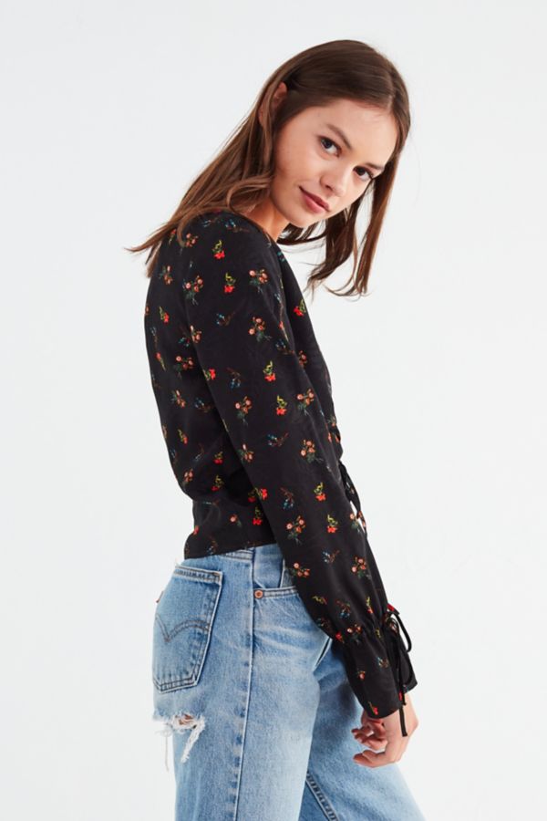 UO Deep V Cinched Floral Shirt | Urban Outfitters
