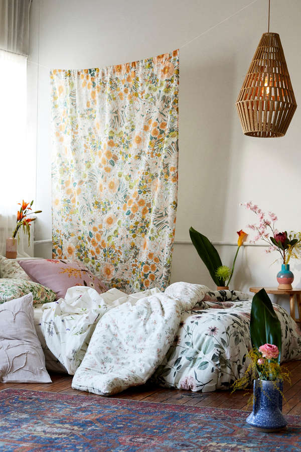 Slide View: 1: Daniella Floral Comforter