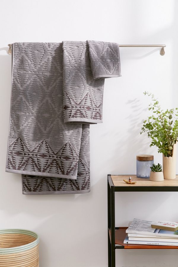 Slide View: 1: Pendleton Geo Sculpted Bath Towel
