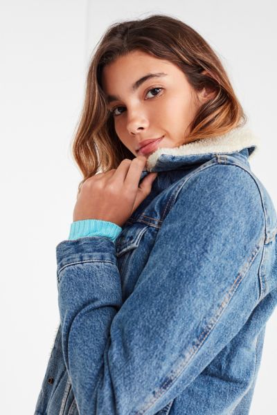 Levi’s Denim Sherpa Trucker Jacket - Indigo | Urban Outfitters