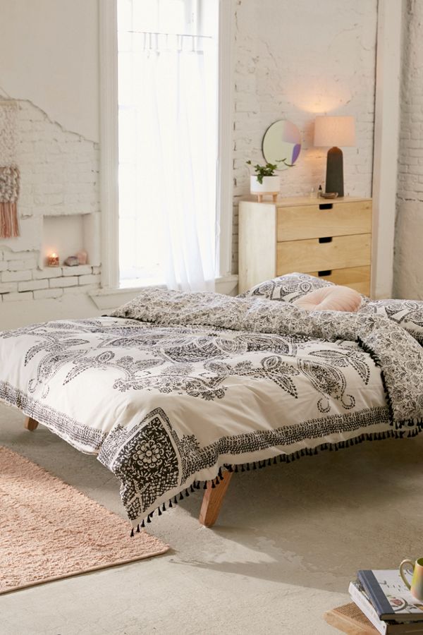 Slide View: 1: Valda Woodblock Medallion Duvet Cover