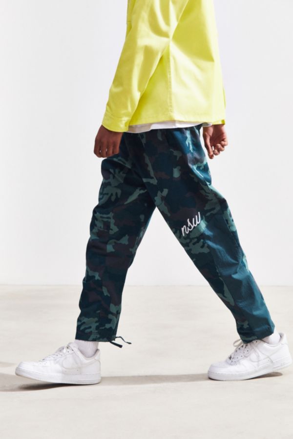 Nike Woven Camo Pant | Urban Outfitters