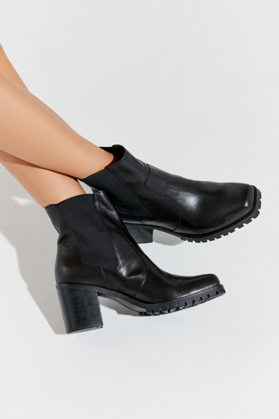 the square toe chelsea boot