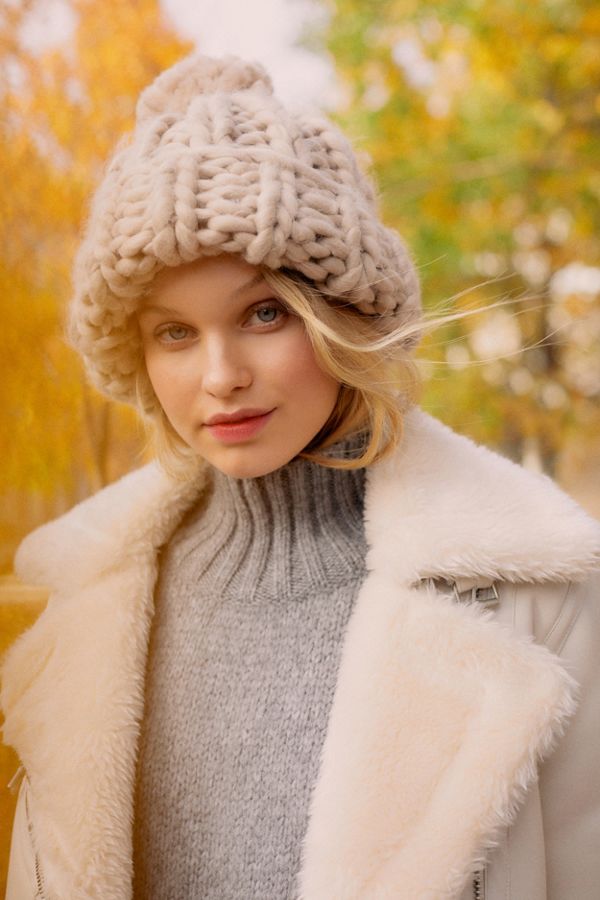 Slide View: 1: Cozy Chunky Knit Beanie
